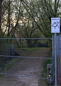 Foto. Sperrung des Waldwegs zur Bieselheide, im Vordergrund Bauzaun als Sperre.