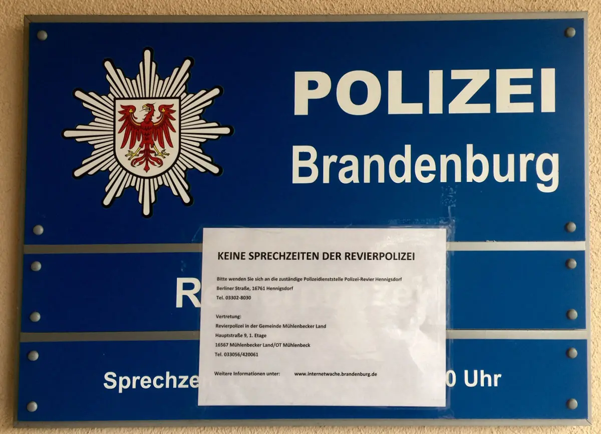 Foto: Hinweis zu den Sprechzeiten der Revierpolizei in Glienicke