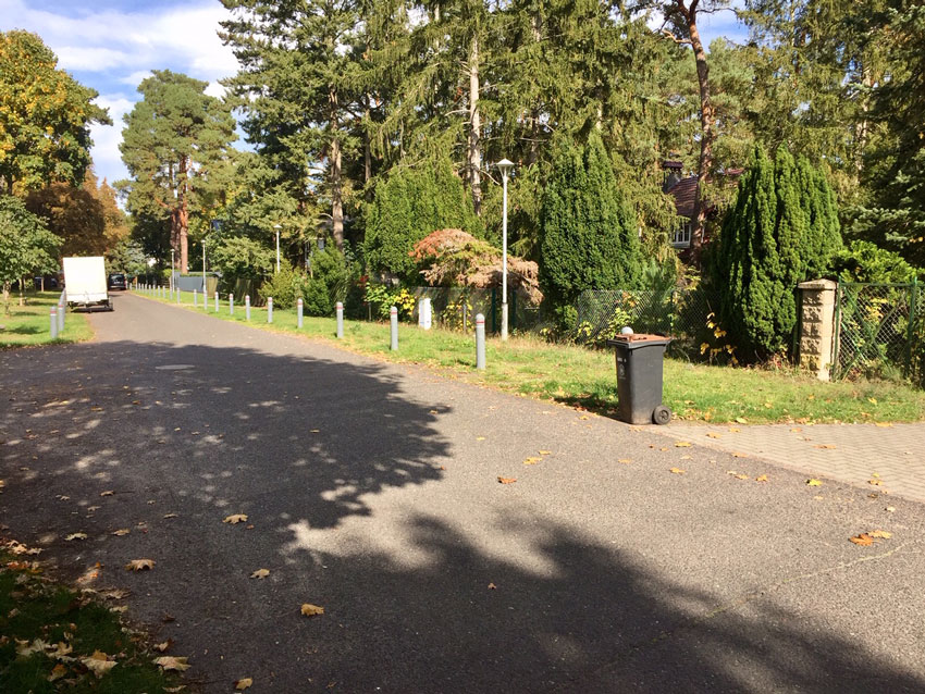 Foto: Straßenansicht mit Straßenrandgrünansicht