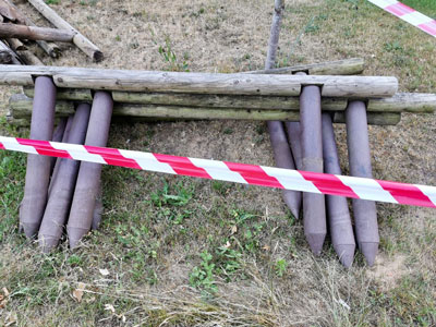 Foto: Straßenansicht mit ausgebauten Holzpoller