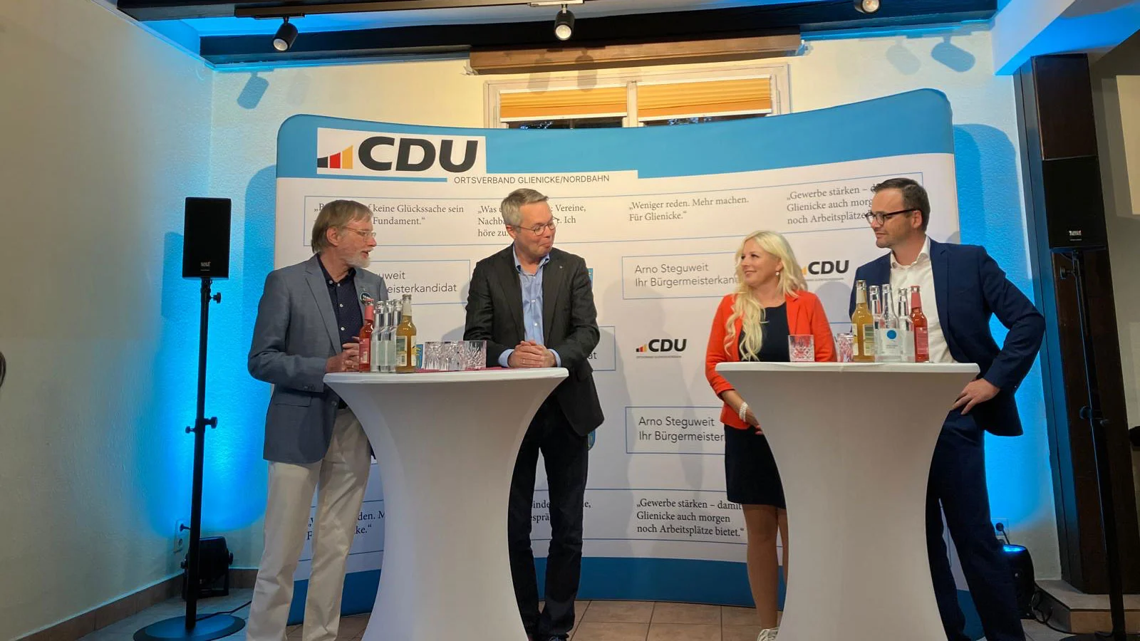 Foto: Lockere Gesprächsatmosphäre – Austausch der Gastredner untereinander und mit dem Publikum